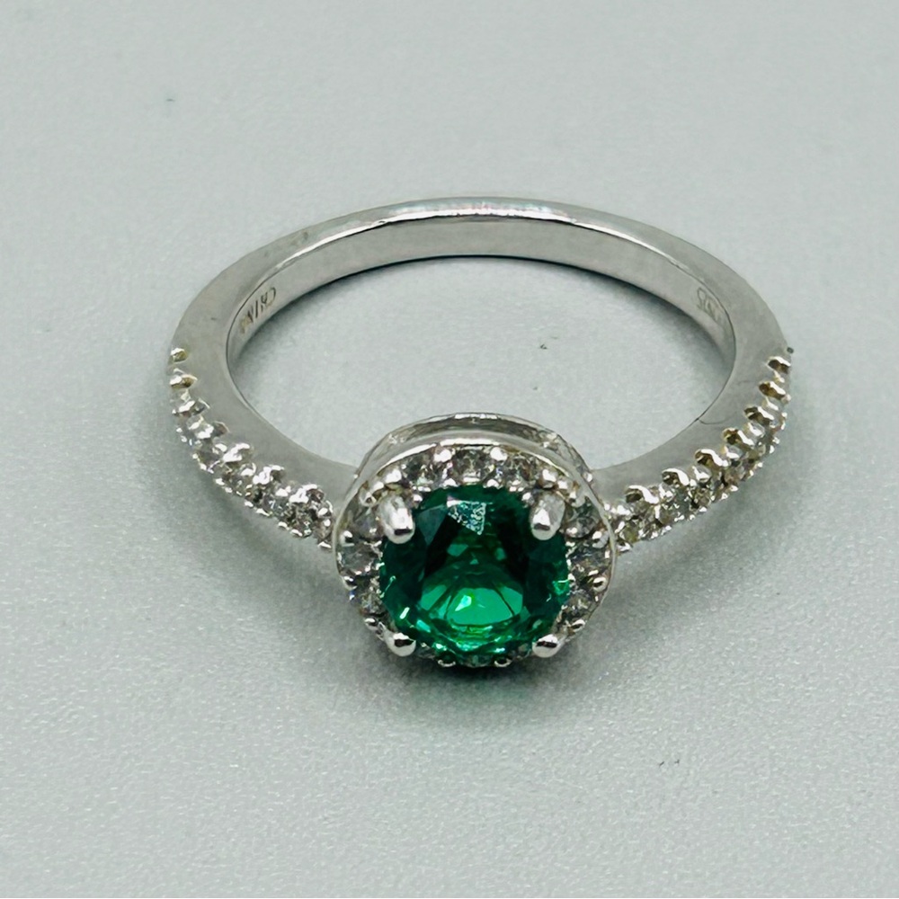 Source Unknown Silver Ring With Emerald Green Sto… - image 1